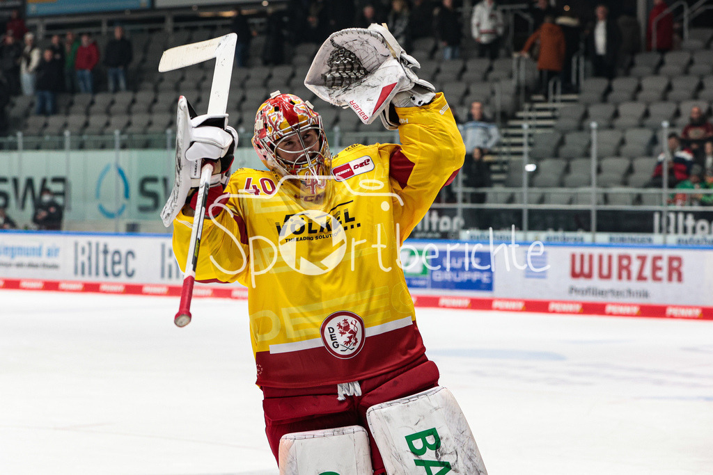 Augsburger Panther - Duesseldorfer EG | Henrik HAUKELAND (DEG #40) feiert zusammen mit den mitgereisten Fans den Sieg in Augsburg