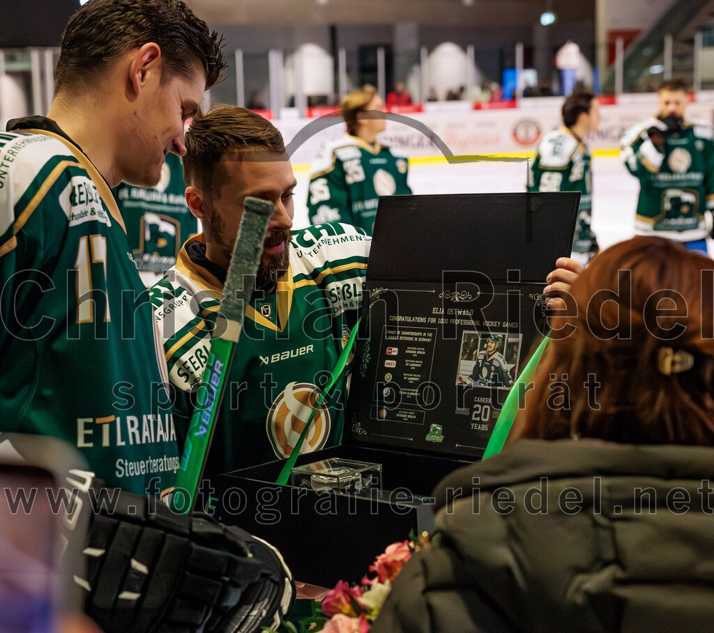 2026-02-27_028_TSV_Erding_gegen_EV_Fuessen | Erding, Deutschland, 27.02.2026:Eishockey, Oberliga Süd 2025 / 2026, 51. Spieltag, TSV Erding gegen EV Füssen, Endergebnis: 2:4Elia Ostwald (Erding Gladiators, #17), Philipp Michl (Erding Gladiators, #77)Foto: Christian Riedel / fotografie-riedel.net
