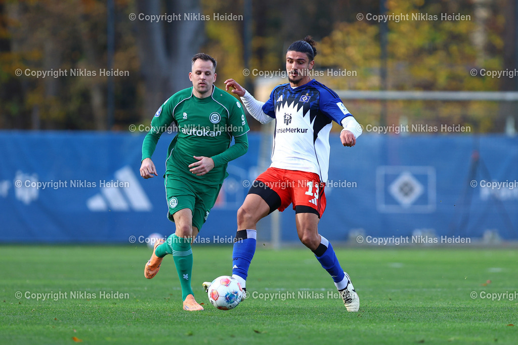 NH_HamburgerSV_FCGroningen_Testspiel_12112025 | #13 Guilherme Ramos (Hamburger SV), #20 Mats Seuntjens (FC Groningen)Fußball I Herren I Freundschaftsspiel I Saison 2025-2026  I Hamburger SV - FC Groningen I 12.11.2025 I Trainingsplatz Volksparkstadion