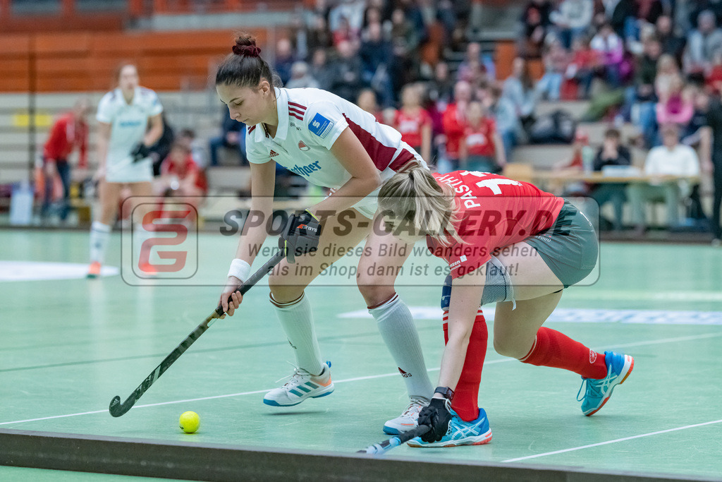 HK_20230122_103108 | 1. Bundesliga ( Halle ) Damen Crefelder HTC - Rot-Weiss Köln am 22.1.2023 Crefelder HTC  ( CHTC ) Halle Glockenspitz , Krefeld , Maja Weber ( Rot-Weiss Köln #21 ) , Alina Pasthy ( Crefelder HTC #11 )