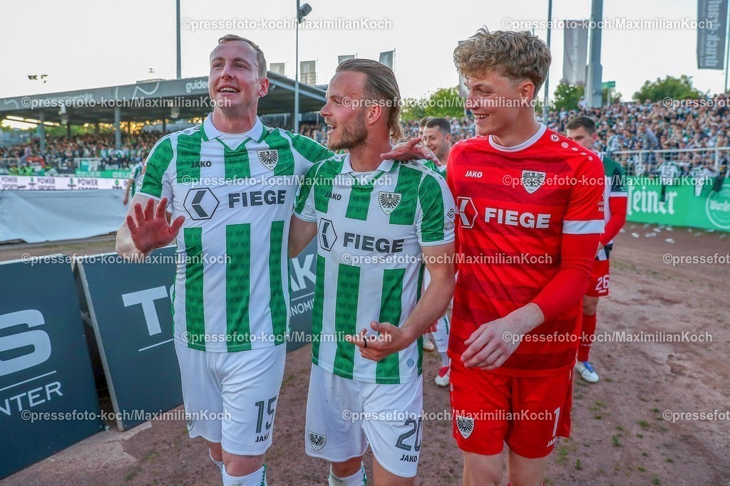 SCP09052502299 | 09.05.2025, Fußball, Preußen Münster - Hertha BSC, 2. Fußball Bundesliga, 33. Spieltag, Preußenstadion, Saison 2024 2025: Sebastian Mrowca (Preussen Muenster #10) zusammen mit Jorrit Hendrix (Preussen Muenster #20) und Torwart Johannes Schenk (Preussen Muenster #01) DFB regulations prohibit any use of photographs as image sequences and or quasi-video.