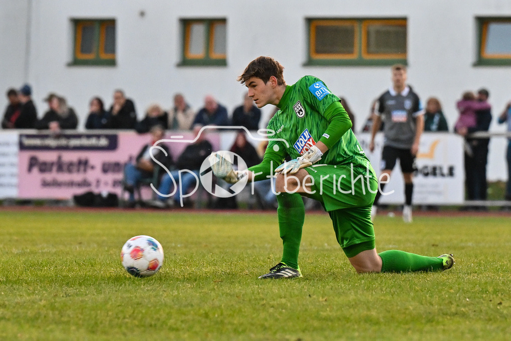 FC Augsburg - SSV Ulm 1846 Fussball | am Ball Max SCHMITT (SSV Ulm 1) / Einzelfoto / Freisteller / Testspiel: FC Augsburg - SSV Ulm 1846 Fussball; TSV Burgau Sportzentrum am 08.10.2025