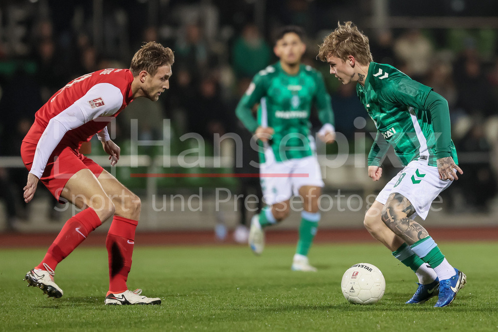 Fussball, Regionalliga Nord, SV Werder Bremen II - TSV Havelse | v.li.: Jannik Oltrogge (TSV Havelse, 31) und Isak Hansen-Aaroen (Aaröen, SV Werder Bremen II, 48) im Zweikampf, Duell, Dynamik, Aktion, Action, Spielszene