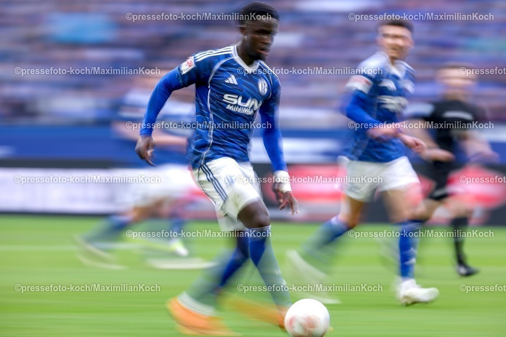 S0407022601048 | 07.02.2026, Fußball, FC Schalke 04 - SG Dynamo Dresden, 21. Spieltag, 2. Fußball Bundesliga, Veltins-Arena Gelsenkirchen, Saison 2025 2026: Dynamic Feature of players battle for the ball Christian Pierre Louis Gomis (Schalke04 #07) DFB regulations prohibit any use of photographs as image sequences and or quasi-video.