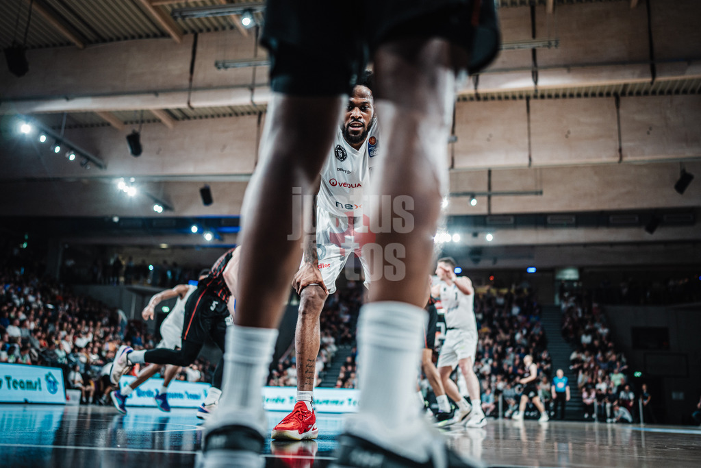 Basketball | Männer | Saison 2023/2024 | easyCredit Basketball Bundesliga | 32. Spieltag | Veolia Towers Hamburg vs. NINERS Chemnitz | 04.05.2024 | Aljami Durham (#42, Veolia Towers Hamburg)