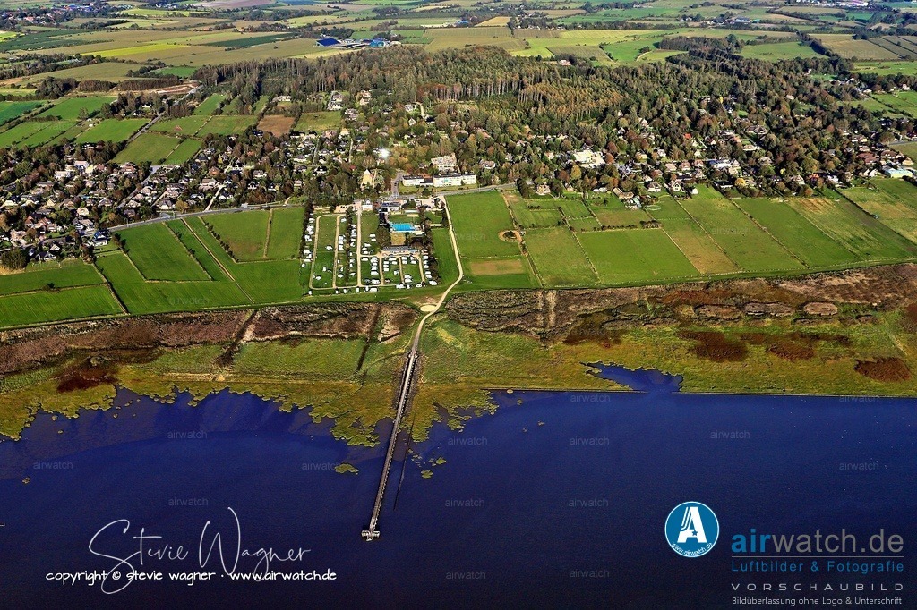 Husum - Schobüll - Luftbild - Urlaub - Natur - Erholung | Die Lage am Rande der Nordsee und die Nähe zur Stadt Husum, die nur etwa 6 Kilometer entfernt liegt, machen Schobüll zu einem attraktiven Ziel für Urlauber, die Natur, Erholung und Kultur genießen möchten.