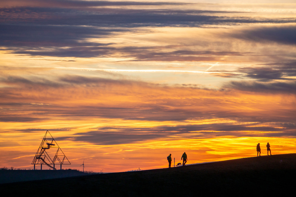 JT-220101 | Roter Abendhimmel, Sonnenuntergang, Blick von der Mottbruch Halde in Gladbeck, nach Westen, zur Halde an der Beckstrasse, in Bottrop mit dem Tetraeder,  NRW, Deutschland, Roter Abendhimmel, Sonnenuntergang, Blick von der Mottbruch Halde in Gladbeck, nach Westen, zur Halde an der Beckstrasse, in Bottrop mit dem Tetraeder,  NRW, Deutschland,  - Realisiert mit Pictrs.com