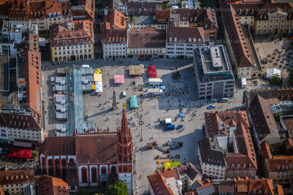4047601 | WüRZBURG 21.08.2021 Verkaufs- und Imbißstände und Handelsbuden am Marktplatz im Ortsteil Altstadt in Würzburg im Bundesland Bayern, Deutschland. // Sale and food stands and trade stalls in the market place on Marktplatz in the district Altstadt in Wuerzburg in the state Bavaria, Germany. Foto: Gerhard Launer