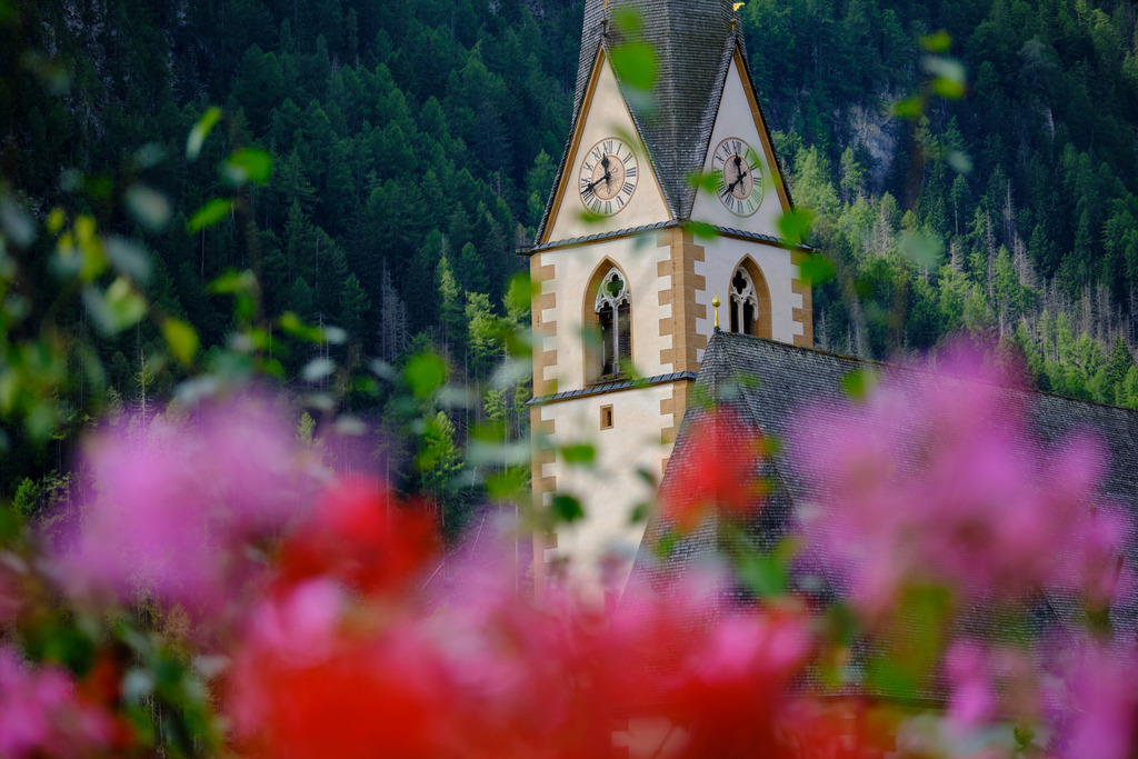 Kirche von Heiligenblut am Großglockner | Heiligenblut, Austria - September 05, 2025: Kirche von Heiligenblut am Großglockner, mit einer Blumenkiste im Vordergrund. - Realisiert mit Pictrs.com