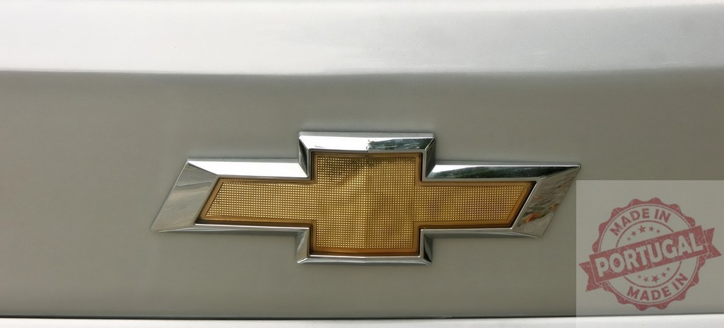 Chevrolet bowtie logo on car detail | Chevrolet car showing classic gold and chrome bowtie emblem - Realisiert mit Pictrs.com