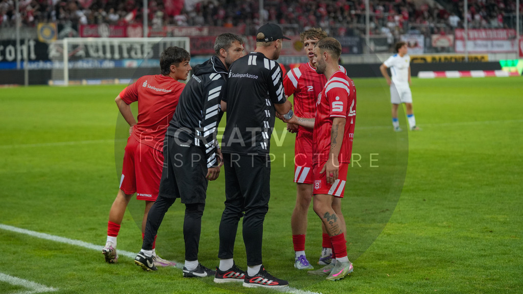 Fußball, Herren, Saison 2025/2026, Regionalliga Nordost, 5. Spieltag, Hallescher FC vs. FSV 63 Luckenwalde, Dienstag 26.08.2025, Leuna-Chemie-Stadion Halle, | Fußball, Herren, Saison 2025/2026, Regionalliga Nordost, 5. Spieltag, Hallescher FC vs. FSV 63 Luckenwalde, Dienstag 26.08.2025, Leuna-Chemie-Stadion Halle, Im Bild: Cheftrainer Robert Schröder und Co-Trainer Sascha Prüfer vom Halleschen FC mit Anweisungen an der Seitenlinie an die Spieler. - Realisiert mit Pictrs.com