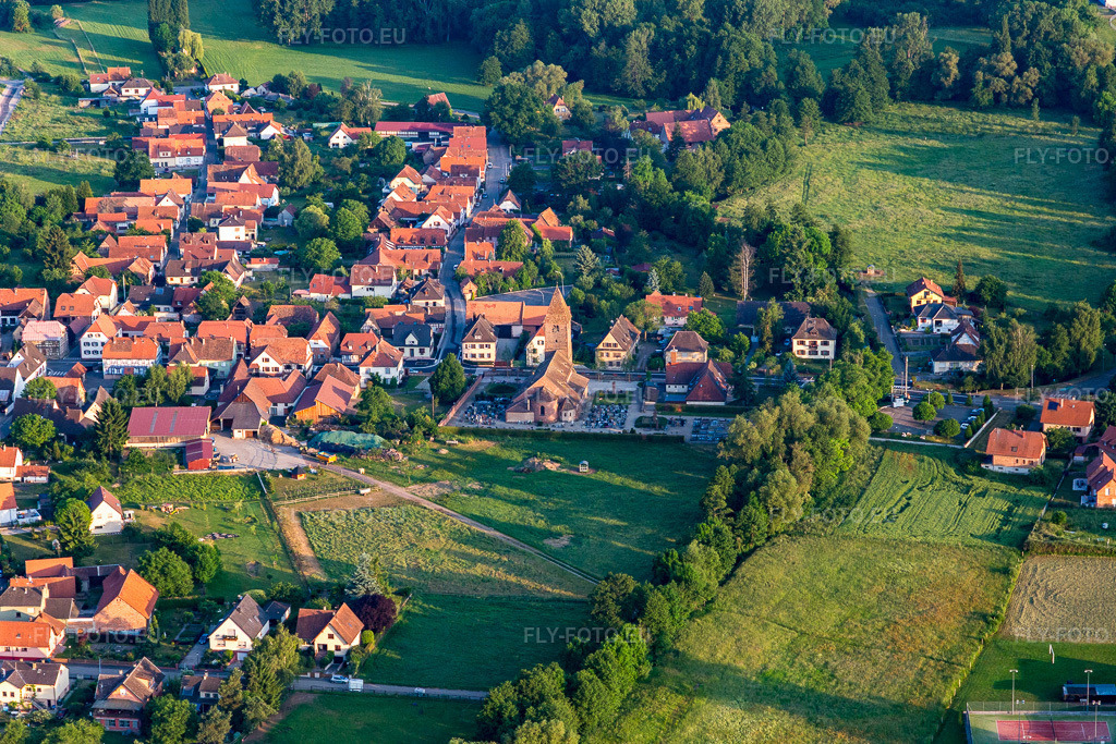 Vue aérienne: Saint Ulrich à le quartier Altenstadt in Wissembourg dans le département Bas Rhin, France. Photo: IMG_100650.jpg prise le 02/06/2017 par Werner Riehm/FLY-FOTO.eu – Résolution de l'original: 5472 x 3648 px