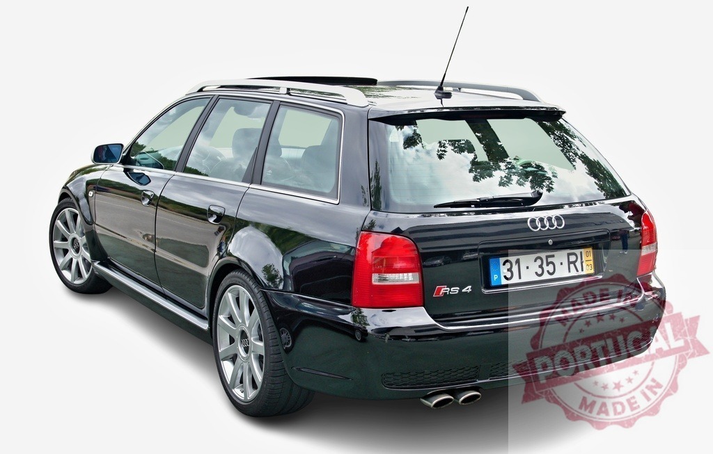 Black Audi RS4 Avant showing its rear side | Powerful German station wagon parked, exhibiting its sporty design and luxury details - Realisiert mit Pictrs.com