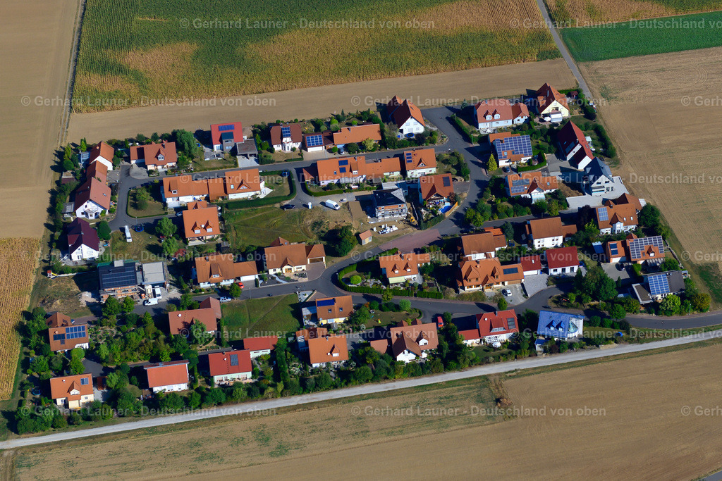 3650430 | TAUBERRETTERSHEIM 13.09.2016 Wohngebiet einer Einfamilienhaus- Siedlung am Rande von landwirtschaftlichen Feldern in Tauberrettersheim im Bundesland Bayern, Deutschland // Single-family residential area of settlement on the edge of agricultural fields in Tauberrettersheim in the state Bavaria, Germany Foto: Gerhard Launer