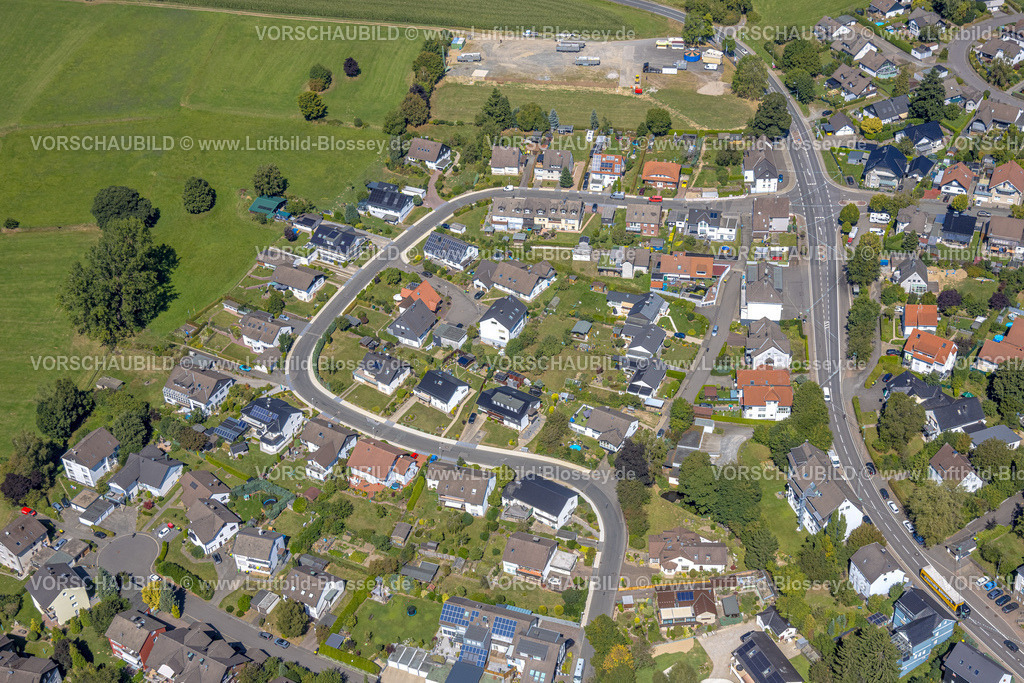 Kierspe250813078 | Luftbild, Wohnsiedlung Wohngebiet Am Hedberg und Friedrich-Ebert-Straße, Festplatz, Kierspe-Dorf, Kierspe, Sauerland, Nordrhein-Westfalen, Deutschland