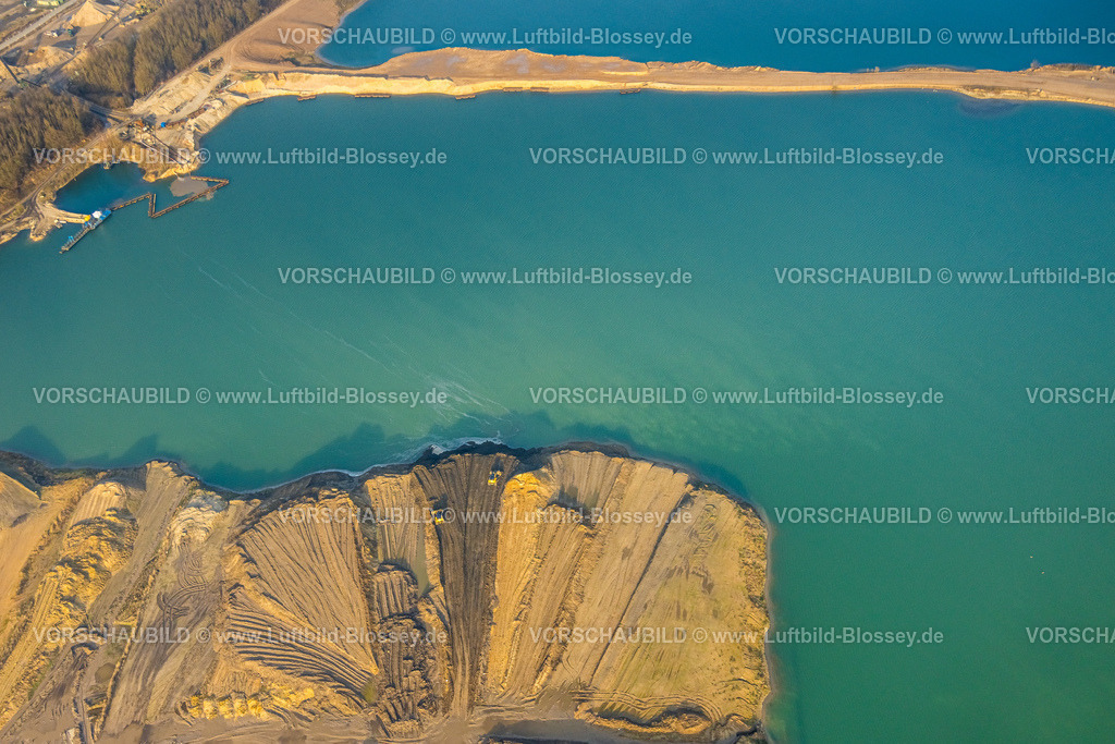 Kamp-Lintfort260101510 | Luftbild, Abgrabungsgebiet Kiesbaggerei Rossenrayer Feld, Baustelle für Freizeit und Erholungsgebiet, LKW-Kolonne, Friedrichstraße, Rossenray, Rossenrayer Feld Ermittlungen wegen illegal entsorgter belasteter Böden, Giftmüll-Verdacht, Kamp-Lintfort, Ruhrgebiet, Nordrhein-Westfalen, Deutschland