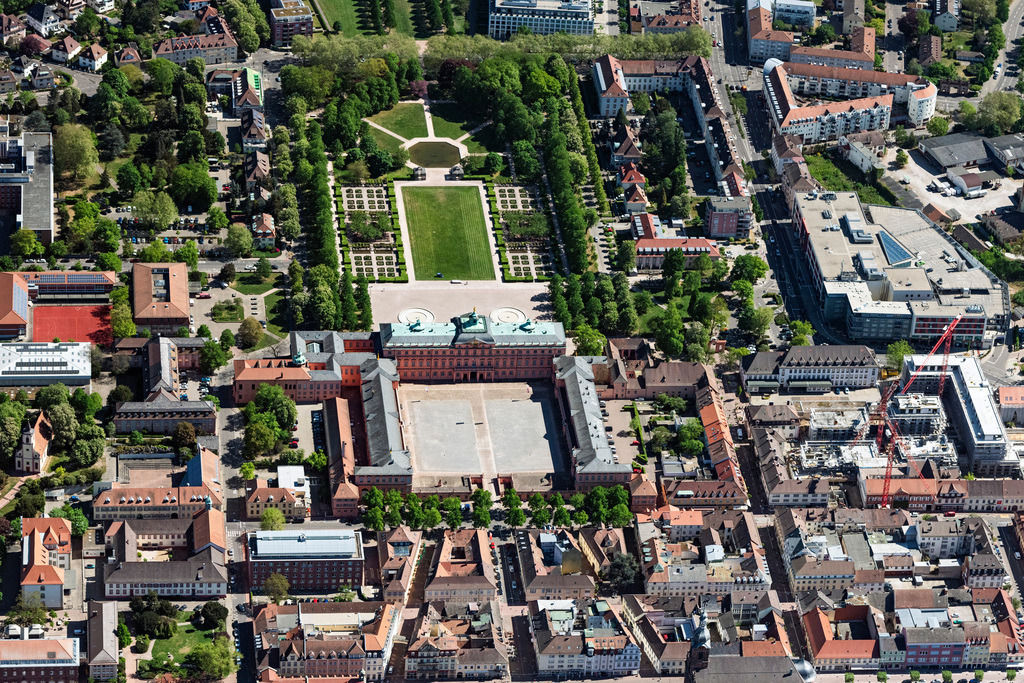 dr__0051260.jpg | RASTATT 22.04.2020 Gebäudekomplex im Schloßpark vom Residenzschloss Rastatt in Rastatt im Bundesland Baden-Württemberg, Deutschland. // Building complex in the park of the castle Residenzschloss Rastatt in Rastatt in the state Baden-Wurttemberg, Germany. Foto: Daniel Reiter