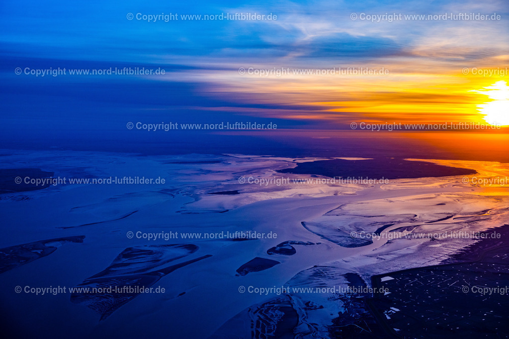 Halbinsel_Nordstrand_Sonnenaufgang_ELS_3392010523 | NORDSTRAND 01.05.2023 Halbinsel mit Landzugang im Sonnenaufgang und Uferbereich auf dem in Nordstrand Nordfriesland im Bundesland Schleswig-Holstein, Deutschland. // Peninsula with land access at sunrise and shore area in Nordstrand Nordfriesland in the state Schleswig-Holstein, Germany. Foto: Martin Elsen