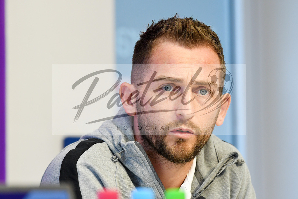 20200228_PKOSNA_0010 | Fussball, Herren: Marc Heider (VfL Osnabrueck) schaut waehrend der Pressekonferenz des VfL Osnabrueck im Presseraum des Stadion an der Bremer Bruecke am 28.02.2020 in Osnabrueck, Deutschland. - Realisiert mit Pictrs.com