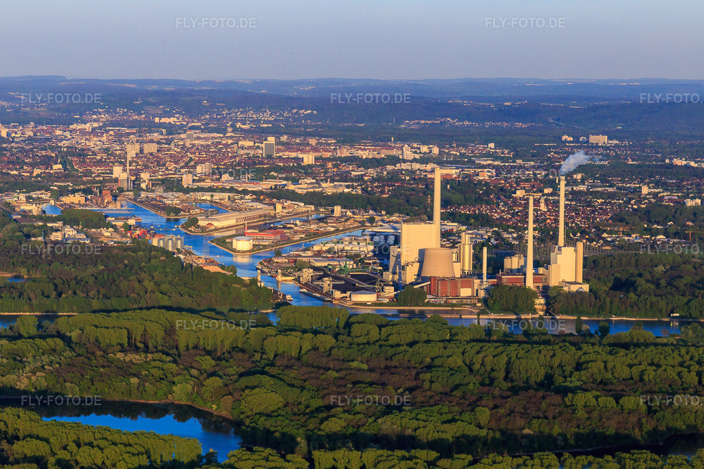 Luftbild: Karlsruher Rheinhäfen jenseits des Rheins mit EnBW Energie Baden-Württemberg AG, Rheinhafen-Dampfkraftwerk Karlsruhe am Abend aus Westen im Ortsteil Daxlanden in Karlsruhe im Bundesland Baden-Württemberg in Deutschland. Foto: IMG_099247.jpg vom 23.04.2017 durch Werner Riehm/FLY-FOTO.deWWW.ENBW.COM