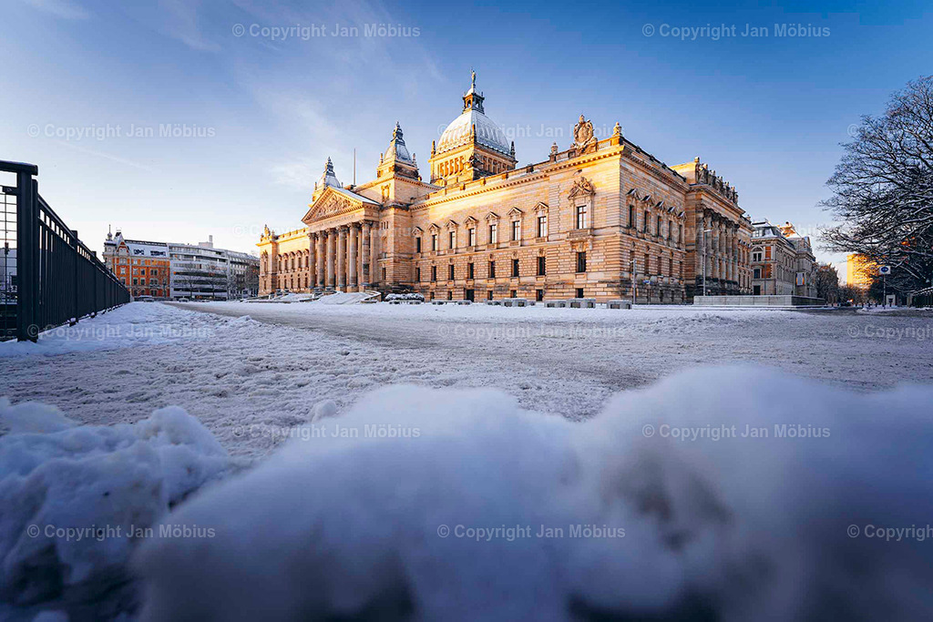 Bundesverwaltungsgericht | Das heutige Bundesverwaltungsgericht in Leipzig blickt auf eine bewegte Geschichte zurück: Ursprünglich als Reichsgericht errichtet, diente das beeindruckende Gebäude später als Bildermuseum. Heute ist es Sitz des höchsten deutschen Gerichts für öffentliches Recht. Die Verbindung aus historischer Architektur, kulturellem Erbe und rechtlicher Bedeutung macht diesen Ort einzigartig – für Besucher, Interessierte und Bildkäufer gleichermaßen. - Realisiert mit Pictrs.com