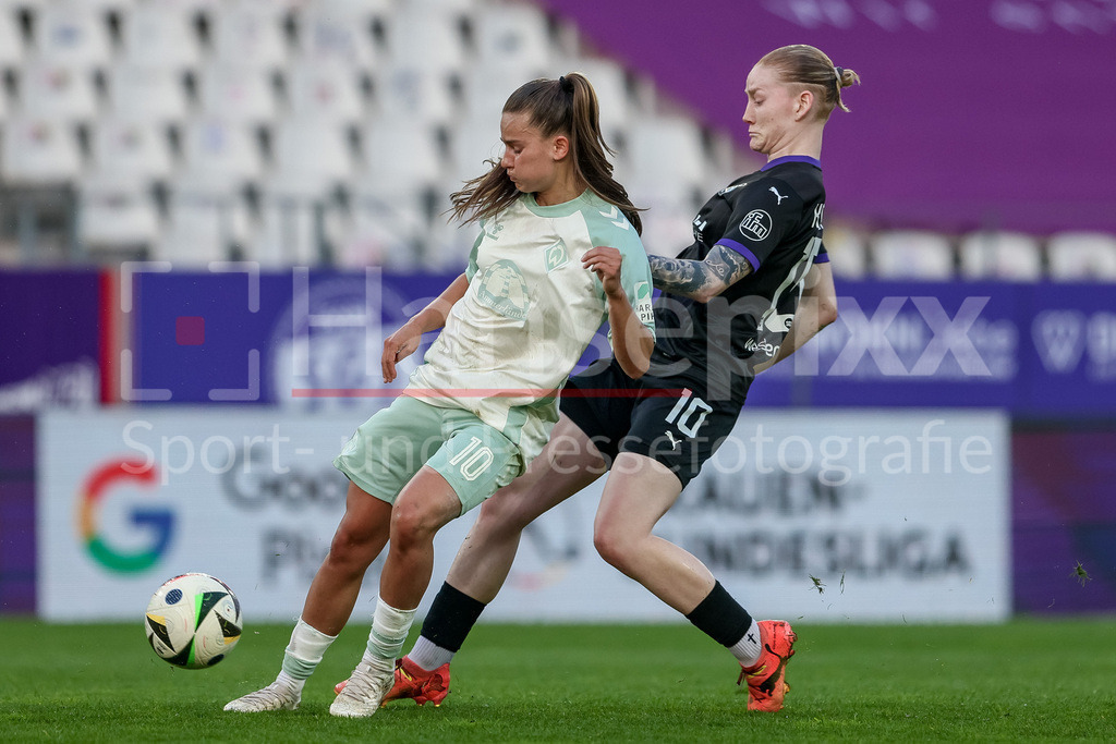 Fussball, Google Pixel Frauen-Bundesliga, SGS Essen - SV Werder Bremen | v.li.: Tuana Mahmoud (SV Werder Bremen, 10) und Natasha Kowalski (SGS Essen, 10) im Zweikampf, Duell, Dynamik, Aktion, Action, Spielszene, DIE DFB-RICHTLINIEN UNTERSAGEN JEGLICHE NUTZUNG VON FOTOS ALS SEQUENZBILDER UND/ODER VIDEOÄHNLICHE FOTOSTRECKEN. DFB REGULATIONS PROHIBIT ANY USE OF PHOTOGRAPHS AS IMAGE SEQUENCES AND/OR QUASI-VIDEO.