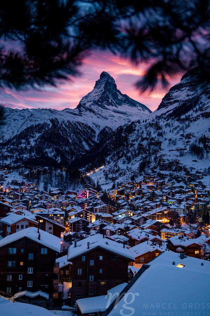 The village of Zermatt in front of the Matterhorn at a wonderful Sunset in the Swiss Alps | Die ideale Geschenkidee für Naturliebhaber. Naturbilder von Marcel Gross Photography für ihr Zuhause in den verschiedensten Formaten und Materialien. - Realisiert mit Pictrs.com