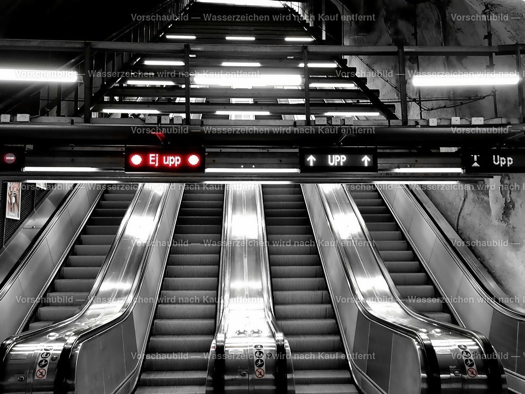 Stockholm-Rolltreppen_Tunnelbahnen | online Fotogalerie mit schwarz-weiß Fotografien und Shop für zeitlose  Poster und Leinwände in stilvollem schwarz weiß  - Realisiert mit Pictrs.com