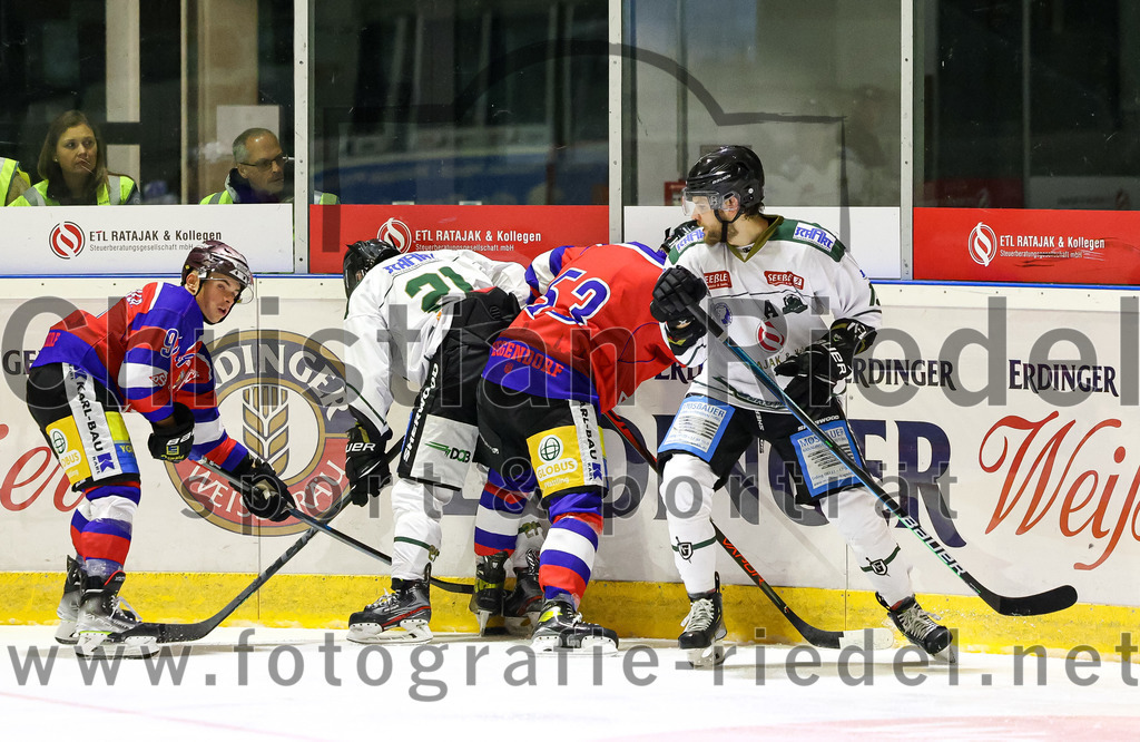 2022-09-09_068_TSV_Erding_gegen_Deggendorfer_SC | Erding, Deutschland, 09.09.2022:
Eishockey, Bayernliga 2022 / 2023, Testspiel, TSV Erding gegen Deggendorfer SC, Endergebnis: 2:5

Erik Modlmayr (Erding Gladiators, #21), Eric Wolf (Deggendorfer SC, #53)

Foto: Christian Riedel / fotografie-riedel.net