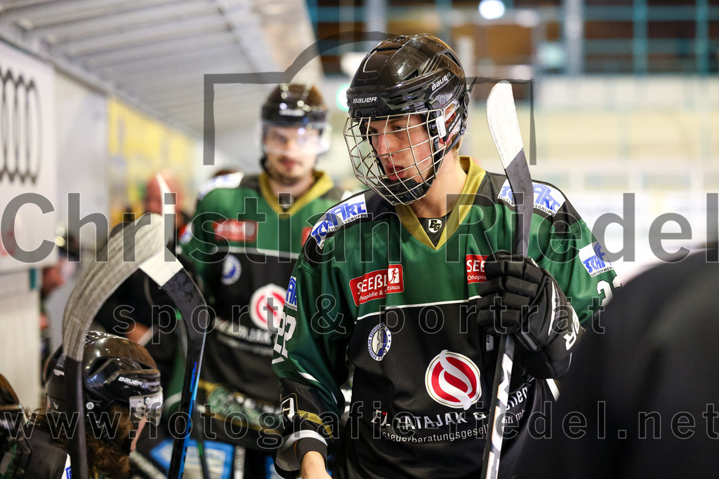 2022-09-23_003_TSV_Erding_gegen_EV_Fuessen | Erding, Deutschland, 23.09.2022:
Eishockey, Bayernliga 2022 / 2023, Testspiel, TSV Erding gegen EV Füssen, Endergebnis: 1:3

Christoph Furtner (Erding Gladiators, #22)

Foto: Christian Riedel / fotografie-riedel.net