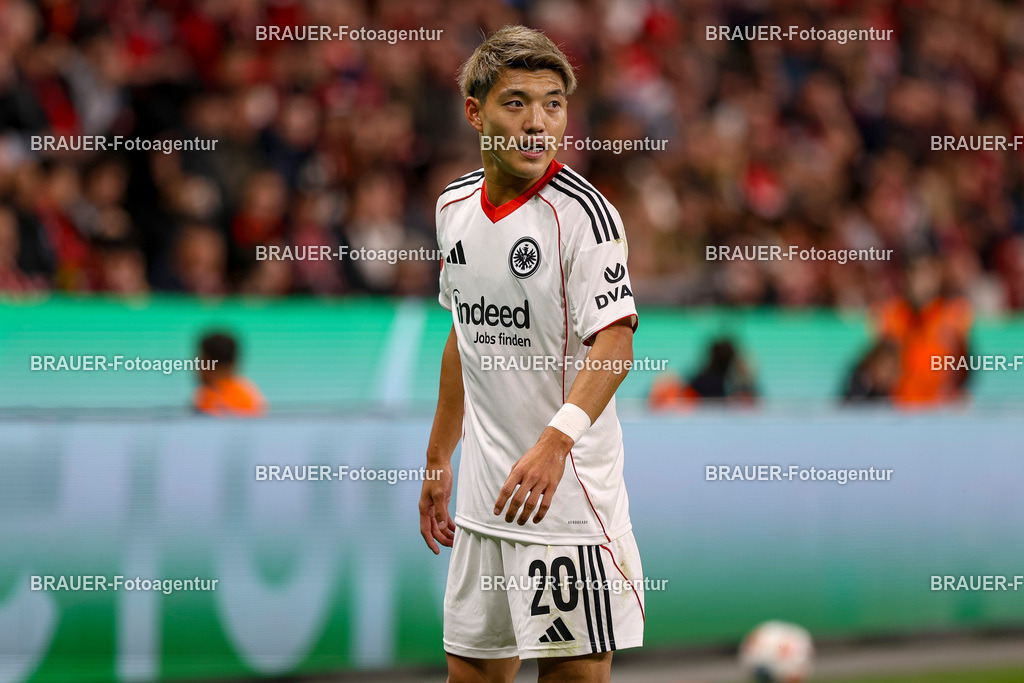 Bayer 04 Leverkusen vs Eintracht Frankfurt - Bundesliga  | Leverkusen, Deutschland, 12.09.25:   Ritsu Doan (Eintracht Frankfurt) schaut waehrend des Spiels der Bundesliga zwischen  Bayer 04 Leverkusen vs Eintracht Frankfurt in der BayArena(Foto von Brauer-Fotoagentur / Adrian Schlueter)