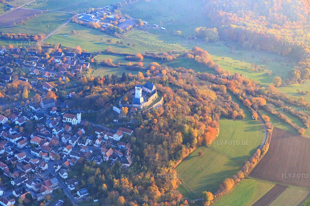 Luftbild: Veste Otzberg im Ortsteil Hering in Otzberg im Bundesland Hessen in Deutschland. – Foto: IMG_085059.jpg vom 01.11.2015 durch Werner Riehm/FLY-FOTO.de – Auflösung des Originals: 5472 x 3648 px – Logo der Staatlichen Schlösser und Gärten Hessen - zur