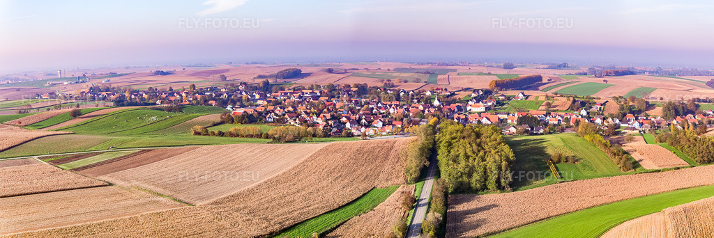 Vue aérienne: Panorama du village depuis le sud à Wintzenbach dans le département Bas Rhin, France – .Photo: IMG_075718-Bearbeitet-2.jpg prise le 01/11/2014 par Werner Riehm/FLY-FOTO.eu – Résolution de l'original: 9357 x 3124 px