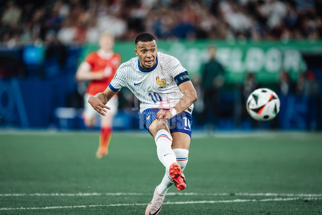 Fußball | Herren | UEFA-Fußball-Europameisterschaft 2024 | Gruppe D | Österreich vs. Frankreich | 17.06.2024 | Kylian Mbappe (#10, Frankreich) schießt aufs Tor