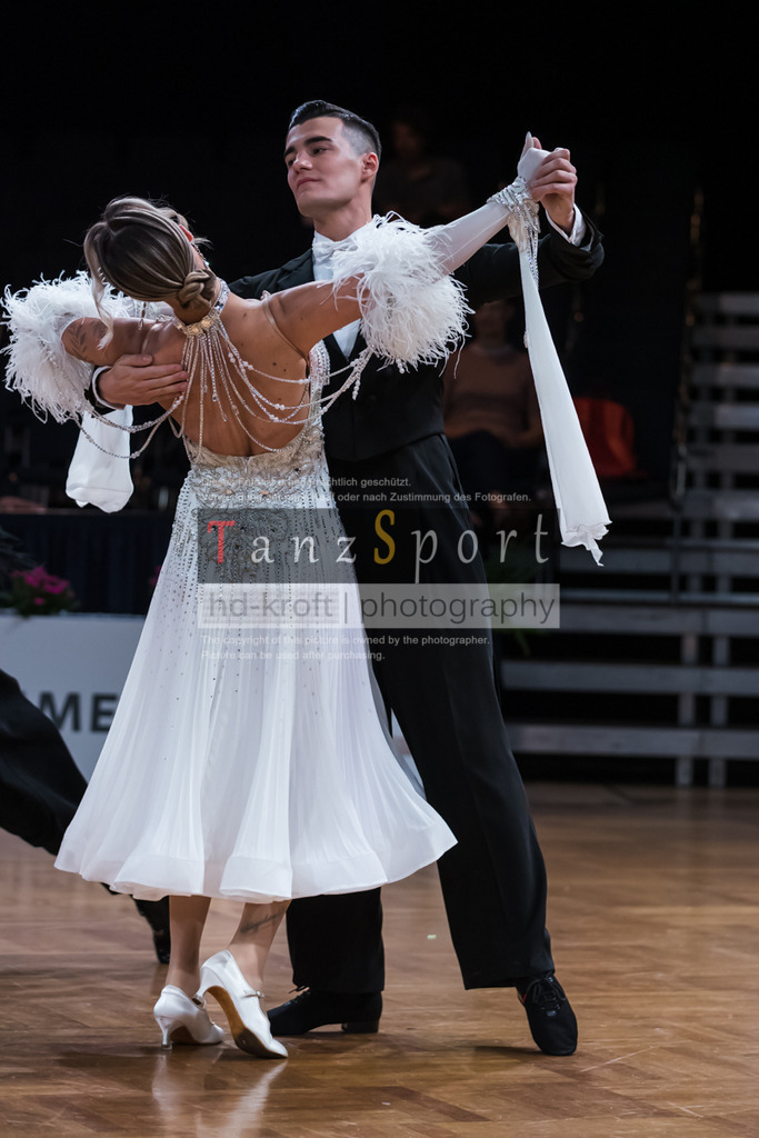 20250821_WDSF_GS_Std_R1_B1_3803 | Tanzsportbilder, Standardtanz, Lateintanz, WDSF, DTV, LTVB, dancecomp, goc, hessen tanzt, blaues band der spree, walzer, tango, wiener walzer, slowfox, quickstepp, samba, rumba, cha-cha-cha, paso doble. jive, hd-kroft photography, turniertanzsport