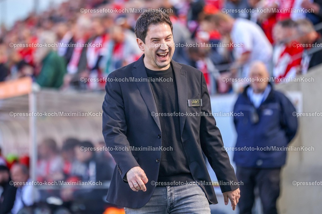 xKWIx26042601012 | 2026.04.26, xkwix, Fußball, 3.Liga, Rot-Weiss Essen - 1. FC Saarbrücken, Stadion an der Hafenstraße, 35.Spieltag, Saison 2025 / 2026: Argirios Giannikis (1. FC Saarbrücken Cheftrainer) lachend und freudig DFB regulations prohibit any use of photographs as image sequences and or quasi-video. Photo: xKamilxWilkowskixPressefotoKochx