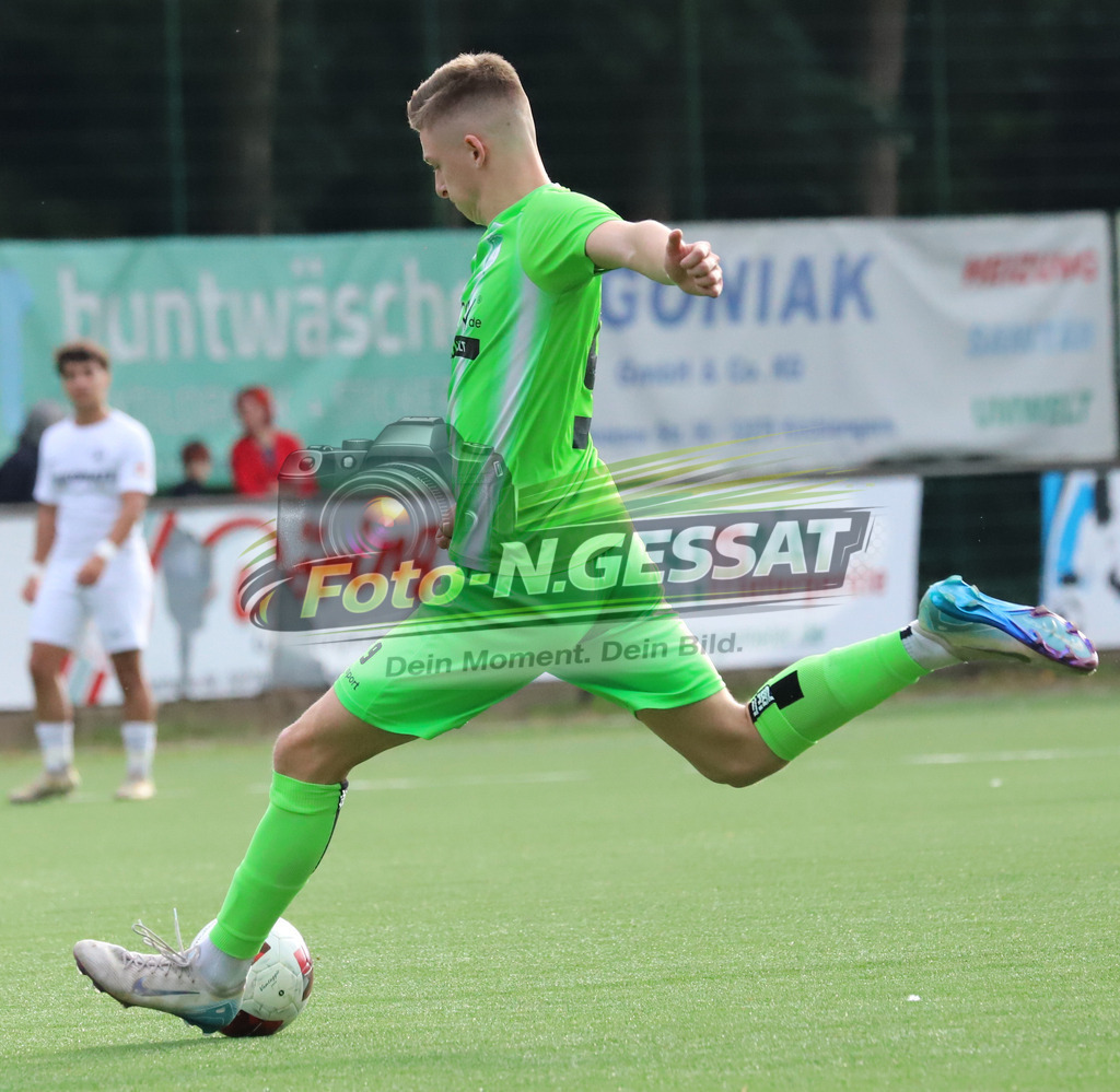 BV 21 Stift-Quernheim - TuS Ahmsen | Auf dem Bild zu sehen: grün TuS Ahmsen: Niclas LehbrinkBV 21 Stift-Quernheim, TuS Ahmsen, Saison 25/26, Bezirksliga, Stift-Quernheium, Deutschland - Realisiert mit Pictrs.com