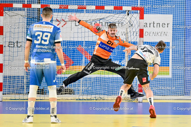 AUT, HLA, HC Linz AG vs Schwaz Handball Tirol | 30.04.2024, Sporthauptschule Linz-Kleinmuenchen, AUT, HLA, HC Linz AG vs Schwaz Handball Tirol, im Bild Florian Kaiper (Linz) vs Philip Peric (Tirol)


// HLA, Handball Liga Austria Match between HC Linz AG vs Schwaz Handball Tirol in Linz, Austria on 2024/04/30
