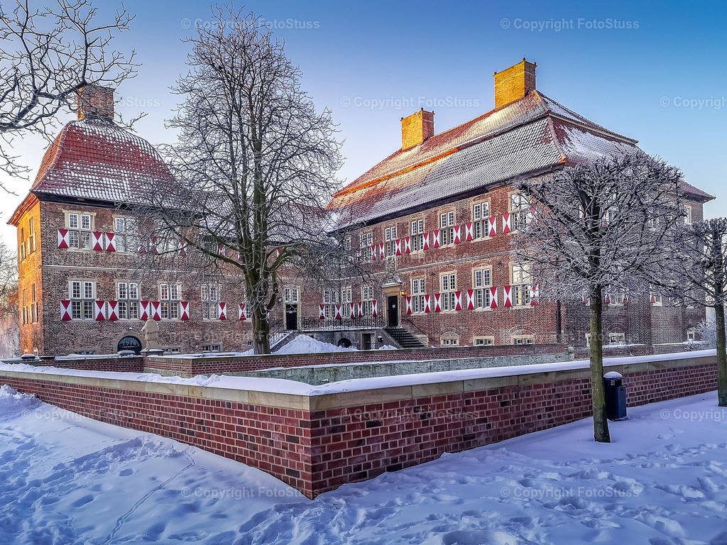 Schloss Oberwerries mit Schnee | Das Schloss Oberwerries an einem schönen Tag umhüllt mit Schnee - Realisiert mit Pictrs.com