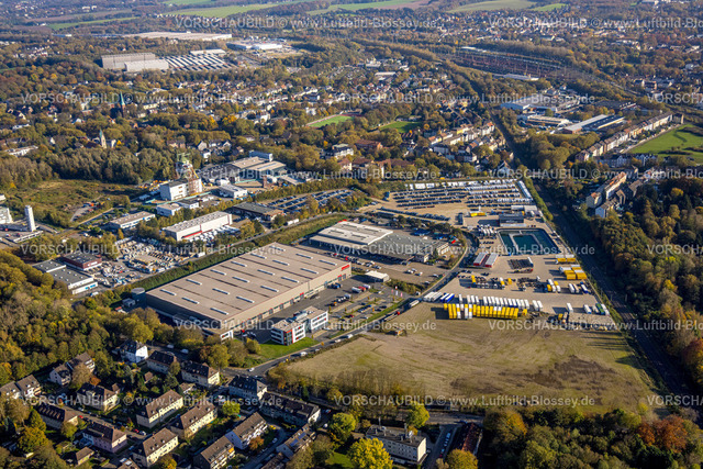Bochum241017241 | Luftbild, Gewerbepark Robert Müser mit Förderturm der ehemaligen Zeche, BROCK Kehrtechnik GmbHMaschinenhersteller, Flaschenpost SE und Graf-Transporte Internationale Spedition GmbH mit Wasserspeicher nach dem Schwammstadt-Prinzip, PKW Park, rechts Gewerbegebiet Industriestraße und Blick zum Ortsteil Langendreer, Harpen, Bochum, Ruhrgebiet, Nordrhein-Westfalen, Deutschland