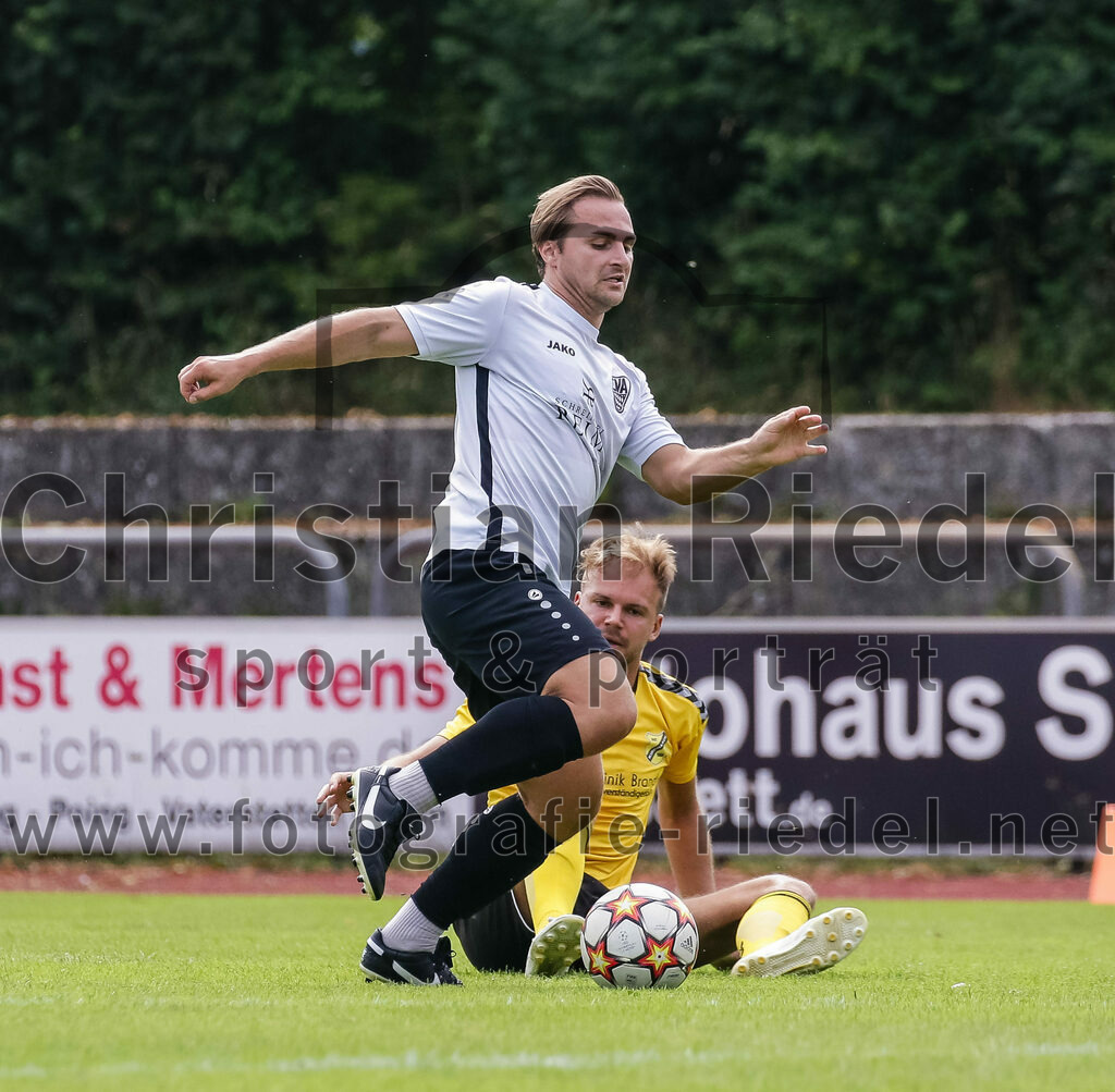 2023-07-23_035_SV_Anzing_gegen_SC_Kirchasch | Anzing, Deutschland, 23.07.2023:
Fußball, Kreisliga 2023 / 2024, Testspiel, SV Anzing gegen SC Kirchasch, Endergebnis: 5:1

Andreas Hetzel (SV Anzing, #11), Thomas Angermaier (SC Kirchasch, #17)

Foto: Christian Riedel / fotografie-riedel.net