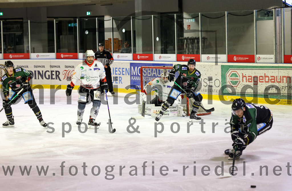 2022-11-04_018_Eishockey_TSV_Erding_gegen_TSV_Peissenberg | Erding, Deutschland, 04.11.2022:
Eishockey, Bayernliga 2022 / 2023, 10. Spieltag, TSV Erding gegen TSV Peißenberg, Endergebnis: 4:3

Ryan Murphy (Erding Gladiators, #51), Dominik Ebentheuer (TSV Peissenberg, #91), Torwart Korbinian Sertl (TSV Peissenberg, #31), Philipp Michl (Erding Gladiators, #77), Sebastian Busch (Erding Gladiators, #11)

Foto: Christian Riedel / fotografie-riedel.net