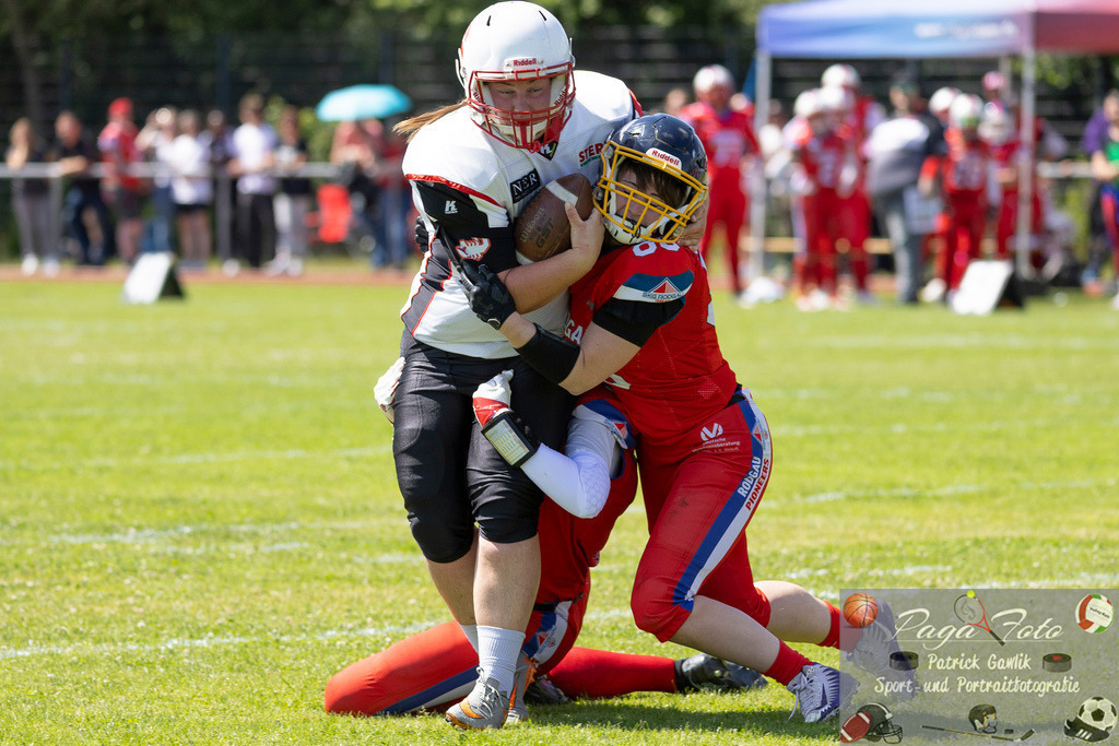GFLW 1: German Football League Women 1: Rodgau Pioneers Ladies - Stuttgart Scorpions Sisters, 07.06.2026 | Christina Utzinger (Stuttgart Scorpions Sisters #74) mit dem ball wird von Jennifer Gerndt (Rodgau Pioneers Ladies #35) &amp; Vera Mössinger (Rodgau Pioneers Ladies #88) niedergherungen / getackled, Rodgau Pioneers Ladies - Stuttgart Scorpions Sisters, Rodgau, Maingau-Energie-Stadion "Am Weichsee", 7.6.2026 - Realisiert mit Pictrs.com