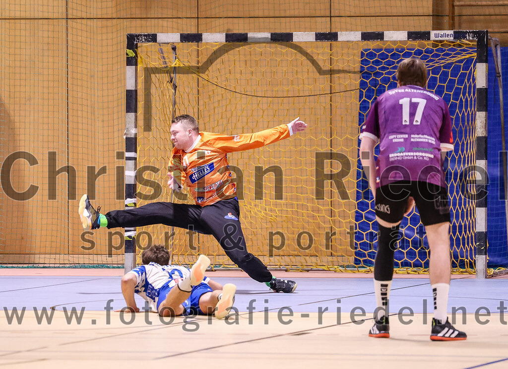2024-11-24_066_SpVgg_Altenerding_gegen_ASV_Dachau | Erding, Deutschland, 24.11.2024:Handball, Bezirksoberliga Männer 2024 / 2025, 8. Spieltag, SpVgg Altenerding gegen ASV Dachau, Endergebnis: 30:23Matthias Hauß (ASV Dachau, #22), Torwart Ferdinand Mayer (SpVgg Altenerding, #97), Niklas Fleps (SpVgg Altenerding, #17)Foto: Christian Riedel / fotografie-riedel.net