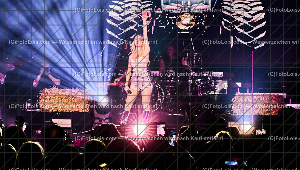 ALP5243_BergBauernTour-Konzert_Naschenweng Melissa | (C)FotoLois.com, Alois Spandl, BergBauernTour 2023 - Melissa Naschenweng, Tourstop in Wieselburg, Konzert im NV-Forum Wieselburg, Sa 8. April 2023.