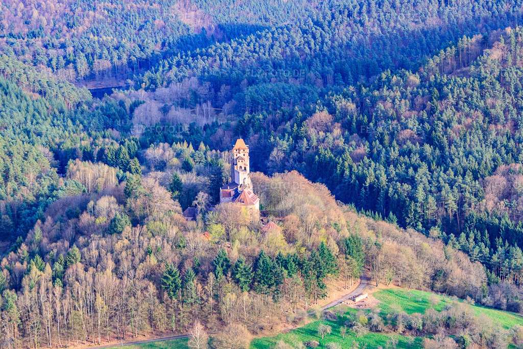 Luftbild: Burg Berwartstein in Erlenbach bei Dahn im Bundesland Rheinland-Pfalz in Deutschland. Foto: IMG_56537.jpg vom 17.04.2013 durch Werner Riehm/FLY-FOTO.deAuflösung des Originals: 4752 x 3168 pxBURGBERWARTSTEIN.DE
