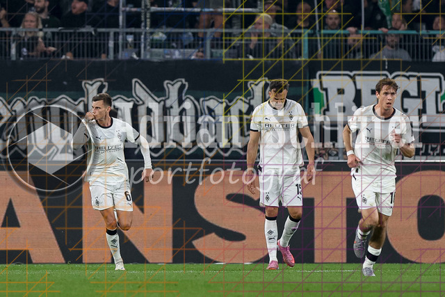 Borussia Mönchengladbach vs Eintracht Frankfurt - Bundesliga  | Mönchengladbach, Deutschland, 27.09.25:   Yannik Engelhardt (Borussia Mönchengladbach) Torjubel, jubelt nach seinem Treffer zum 3:6 waehrend des Spiels der Bundesliga zwischen Borussia Mönchengladbach vs Eintracht Frankfurt im Stadion im Borussia Park(Foto von Brauer-Fotoagentur / Adrian Schlueter)