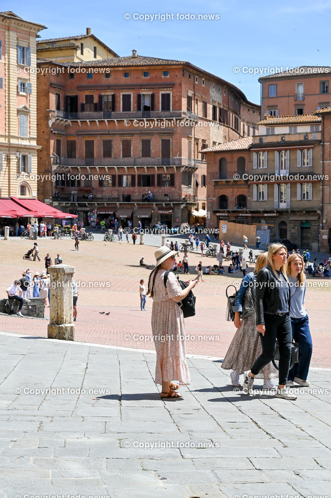 Italien_ Toscana_ Siena_ 27.05.2024-138 | 27.05.2024, Italien, ITA, Toskana, Siena im Bild Stadtansichten, Gebäude, Architektur, Touristen, Historisch, Souvenier, Piazza Del Campo, Dom von Siena


Siena ist Hauptstadt der Provinz Siena und gilt als eine der schönsten Städte der Toskana und Italiens. Die historische Altstadt gehört seit 1995 zum UNESCO-Welterbe. 

