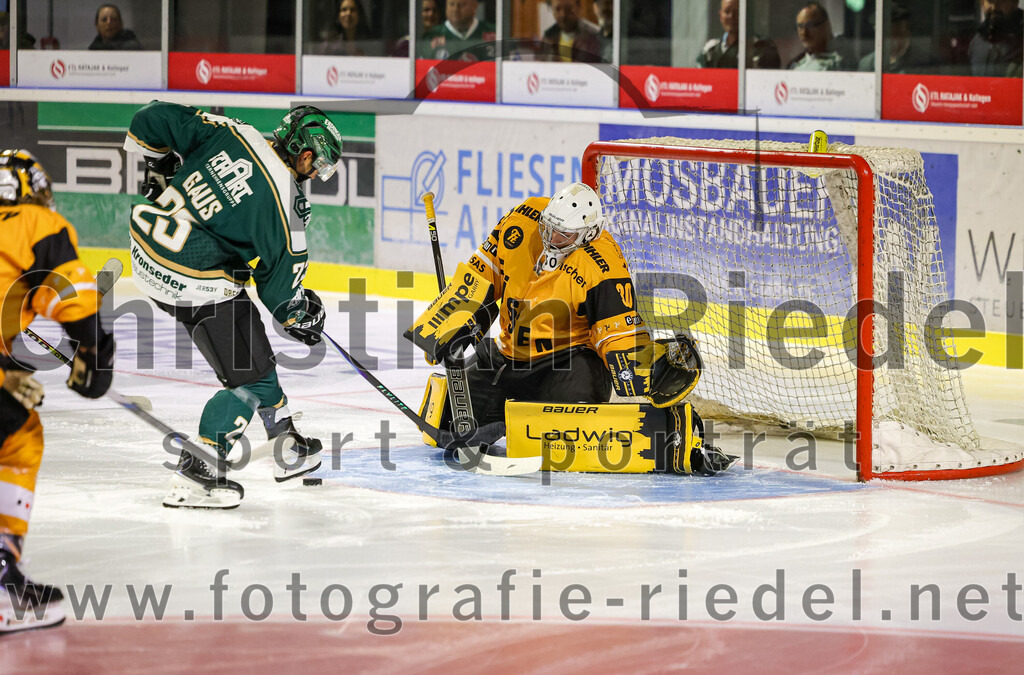 2025-08-22_019_TSV_Erding_gegen_EV_Fuessen | Erding, Deutschland, 22.08.2025:Eishockey, Oberliga Süd 2025 / 2026, Testspiel, TSV Erding gegen EV Füssen, Endergebnis: 1:4Lukas Gaus (Erding Gladiators, #23), Torwart Timotej Pancur (EV Füssen, #30)Foto: Christian Riedel / fotografie-riedel.net