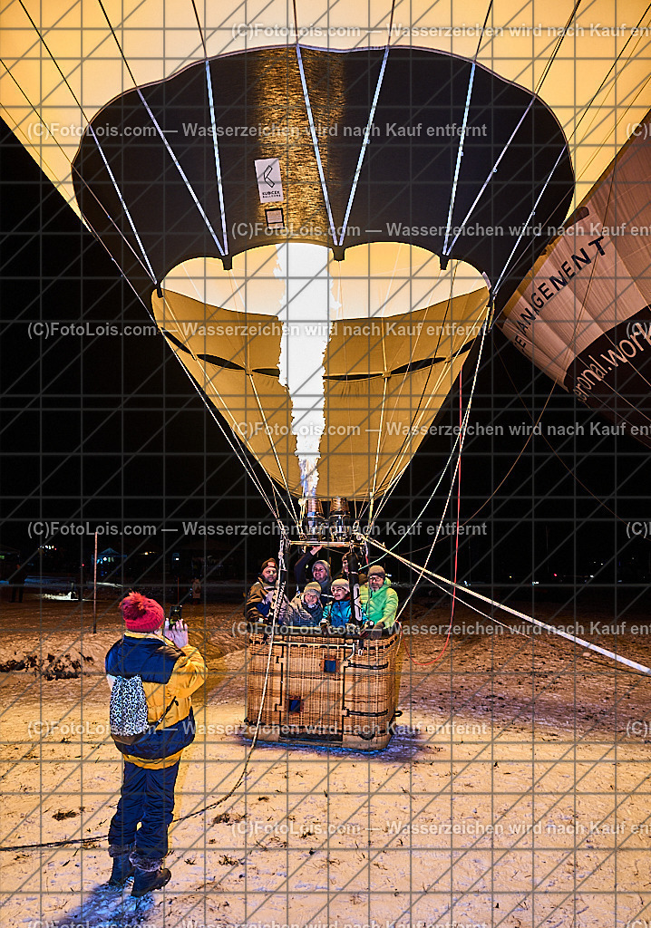 _ALP8507_NACHTderBALLONE_Lackenhof_Ballonsportclub Oetscherland | ... mit dem Ballonsportclub Ötscherland aus Wieselburg, der Bergrettung Lackenhof mit einer Schauübung, der Perchtengruppe 'Gaminger Ötscherteufeln' und dem Musikverein Lackenhof, die Ballonfahrer spendeten ihre Gage in diesem Jahr dem schwer verunglückten Gerald Bernreiter alias 'KLEX' der erst nach der ReHa und einem Umbau seines Hauses in Lackenhof frühestens im Mai 2026 wieder nach Hause kommen kann, So 28. Dezember 2025.